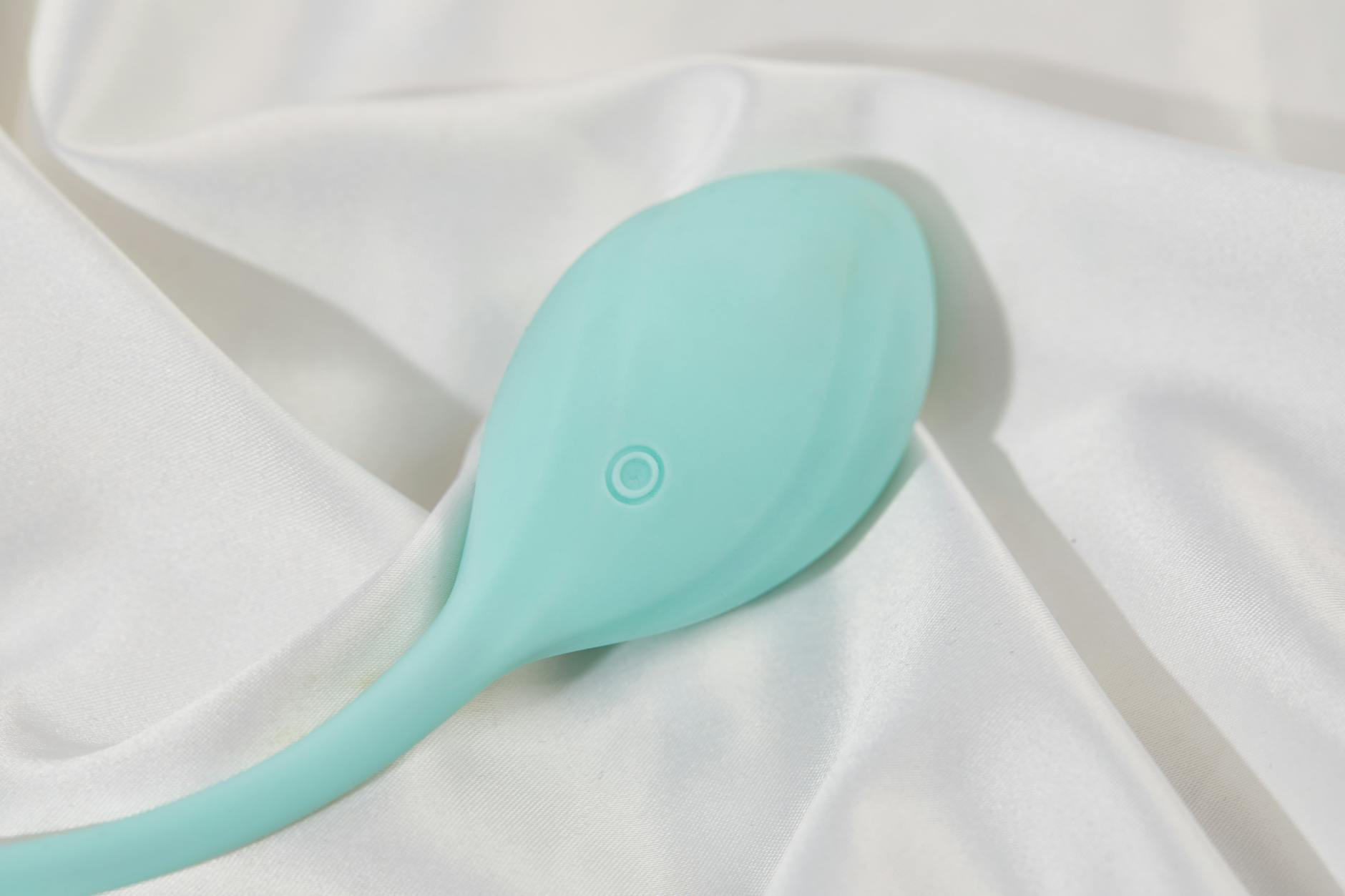 Un vibrador de limón elegante sobre tela de seda blanca