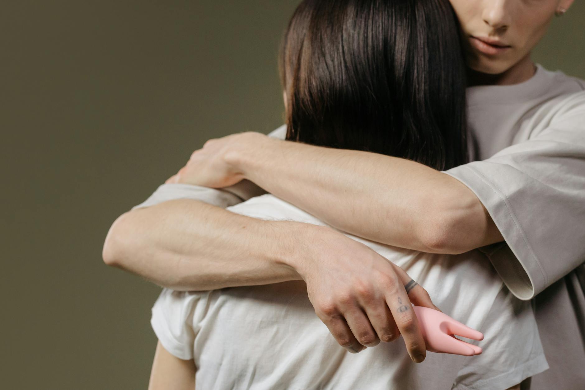Pareja íntima abrazándose, mostrando conexión y comunicación